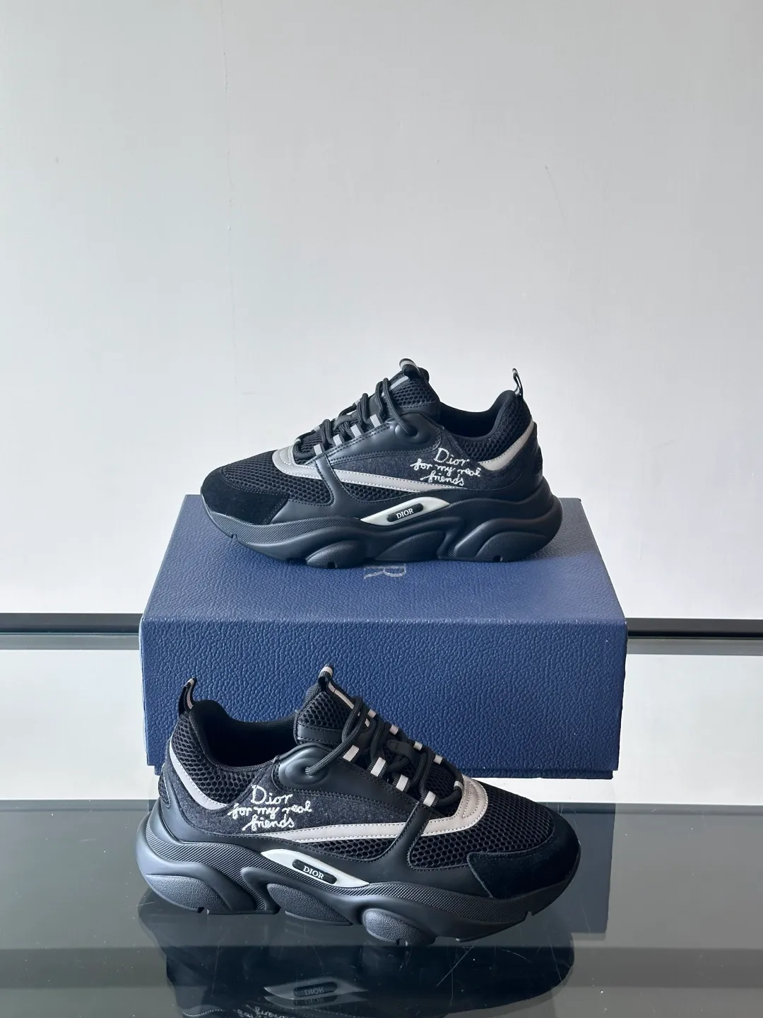 Factory price: 480💰 ◾️▫️Dior D®️ x 🆕 (high version) B22 men's jogging fashion sneakers, this single product draws inspiration from retro jogging shoes. It adopts a thick low-top design, with an upper made of black cow leather and mesh fabric, and a black and white engraved rubber sole. Black mesh fabric tongue and heel counters complement black laces, with an embossed "Di~r" logo embellishment on the side. These sneakers can be mixed and matched with a classic suit for a sporty chic look! Size: 39-45 (38, 46 can be customized)